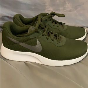 Nike Tanjun Sneakers (Womens 6.5)